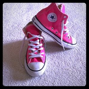 Girls Converse sneakers
Reposhed
Worn a few times
Slight wear
